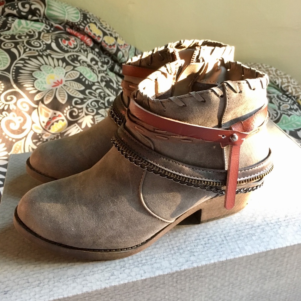 Maurices’s Gray ankle boots-super cute detail! 💕6